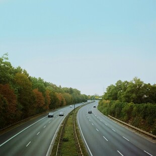 秋日双车道公路风景