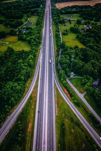 俯瞰交错公路与绿野