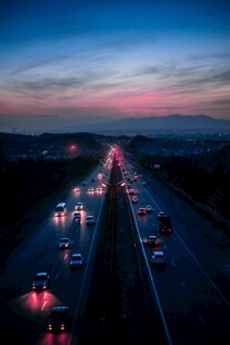 夜幕下繁忙公路