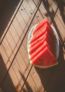 木桌上的切片西瓜