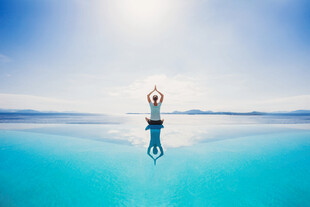 海边瑜伽者拥抱蓝天碧海