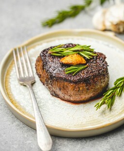 香煎牛排配香草装饰
