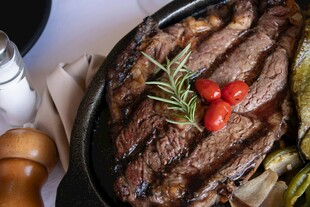 香煎牛排配蔬菜与香料