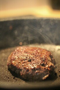 煎制中的美味牛肉饼
