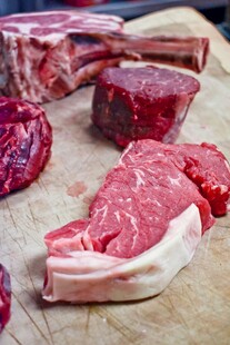 新鲜生牛肉切块展示