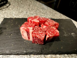 新鲜雪花牛肉切块展示