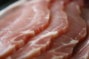新鲜猪肉切片特写