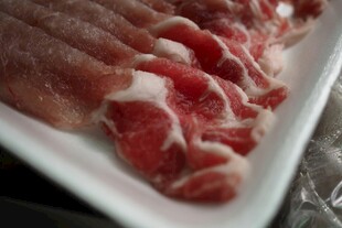 新鲜切片羊肉摆于盘中