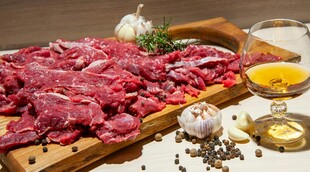 新鲜牛肉与烹饪佐料展示