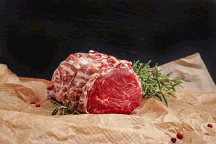 新鲜生牛肉配迷迭香香料