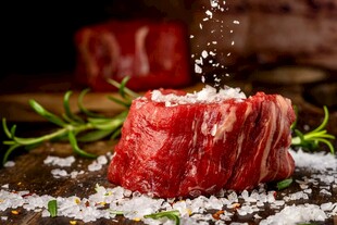 撒盐的鲜嫩生牛肉块