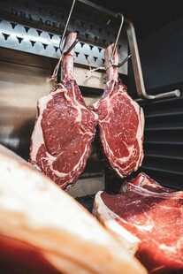 新鲜悬挂的优质生牛肉块