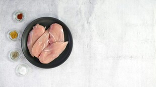盘中生鸡肉及调味佐料