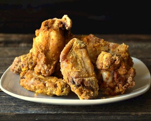 美味炸鸡腿摆放在白盘上