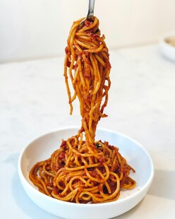 美味意大利面被高高挑起