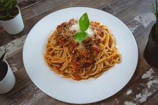 美味肉酱意面摆拍特写