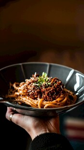 美味拌面被手端起