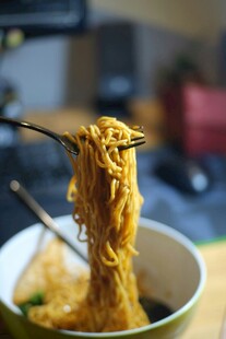美味拉面被筷子挑起