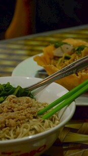 美味面条配蔬菜与筷子