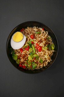 美味拌面配溏心蛋