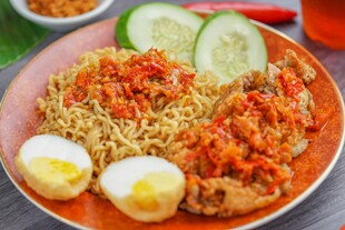 美味印尼炒面配鸡蛋黄瓜