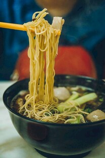 美味拉面诱人瞬间
