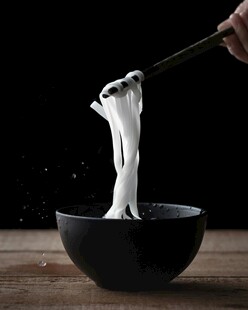 筷子挑拉面入碗瞬间