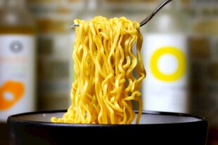 美味拉面被筷子挑起