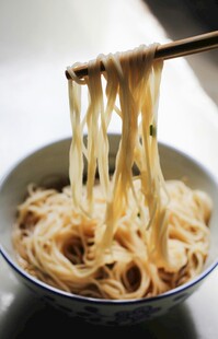 美味面条被筷子挑起