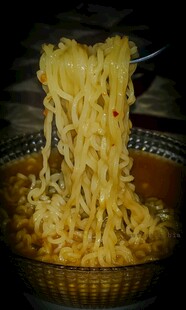 美味拉面被高高挑起