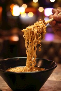 诱人拉面被筷子夹起