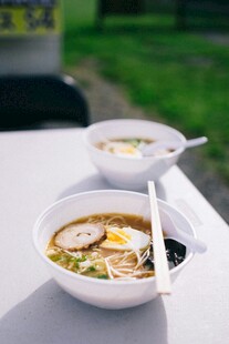 两碗美味汤面摆于桌前
