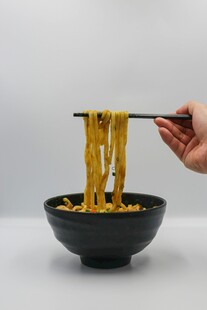 筷子夹起碗中美味面条