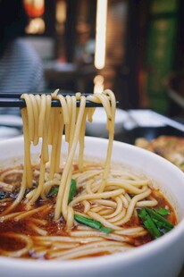 热气腾腾的美味中式面条