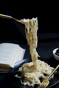 美味拉面被高高挑起