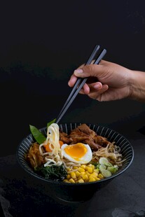 美味韩式拌饭筷子夹起瞬间