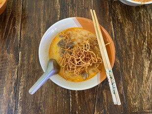 美味咖喱面配筷子餐具