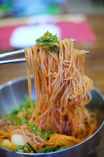美味诱人的特色凉拌面条