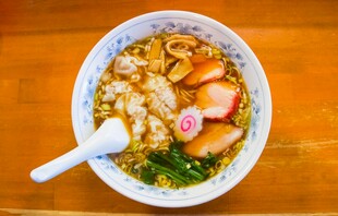 美味日式拉面碗中呈现
