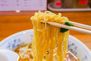 美味拉面被筷子夹起