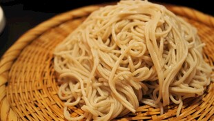 竹篮中的手工面条