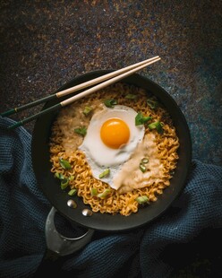 美味煎蛋炒饭配筷子