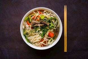 美味蔬菜鸡肉面条