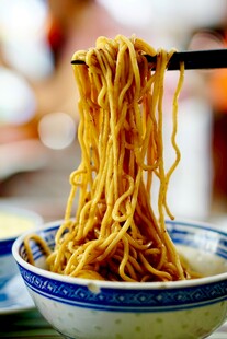 美味拉面被筷子挑起