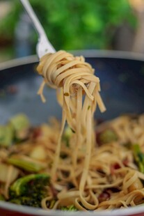 锅中挑起的美味意大利面