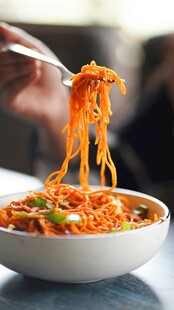 美味拉面被夹起瞬间