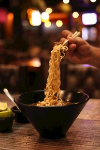 手盛拉面入碗诱人瞬间
