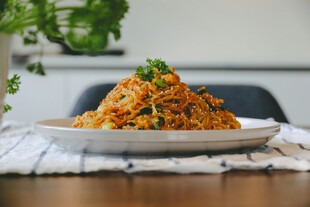 美味炒饭摆于木桌之上