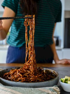 女子挑起美味长面条