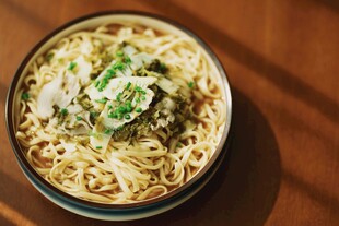 美味葱花泡面特写